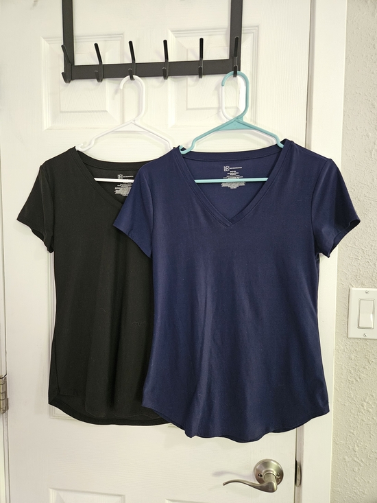 No Boundaries Tops - No Boundaries Junior's V-Neck Tee - Navy & Black
